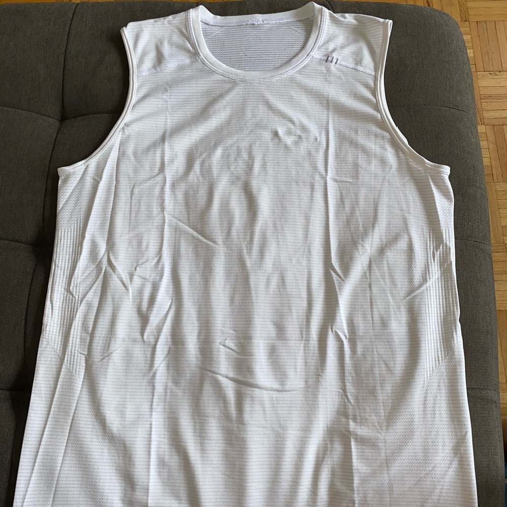 Lululemon Metal Vent Muscle Tank in Large